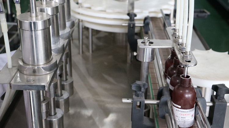 Máquina de enchimento redonda da garrafa 500ml com selagem do tampão e roda da estrela